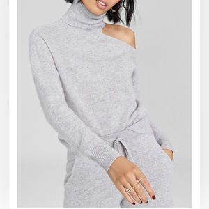 High Fashion Women's Cashmere Cold Shoulder Turtleneck Sweater